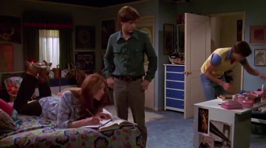 - Kelso, what are you doing?! - I'm looking for Brooke's phone number.