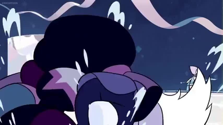 Pearl: [gasps] Garnet!